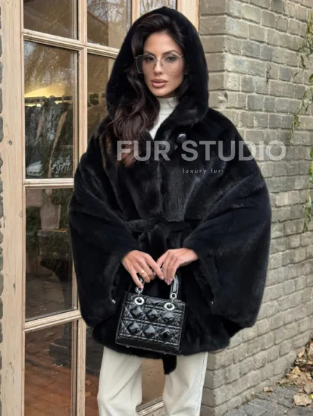 Меховое пончо из скандинавской норки с капюшоном - черный изумруд - фото 5