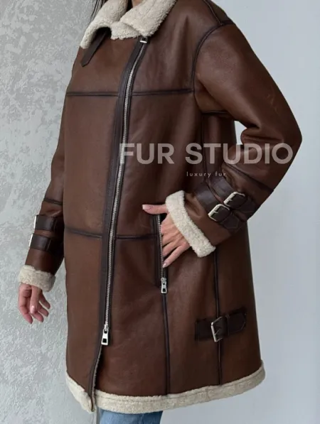 Удлиненная дубленка авиатор в коричневом цвете - винтажный стиль - фото 1