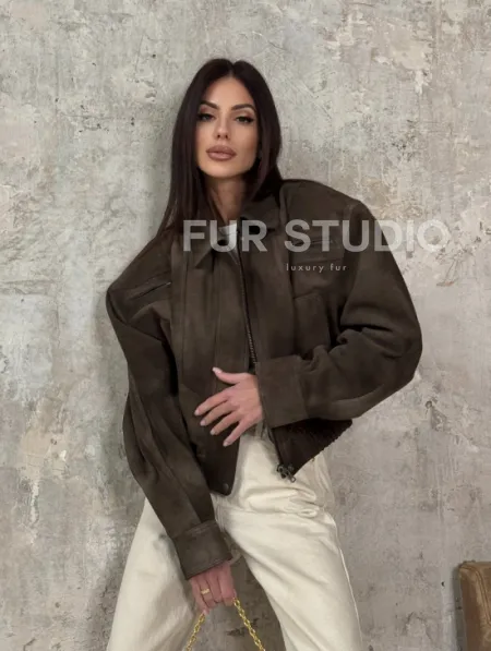 Современный кроп - бомбер из натуральной замши - фото 0