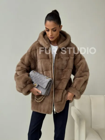 Бежевая норковая куртка с капюшоном - фото 9