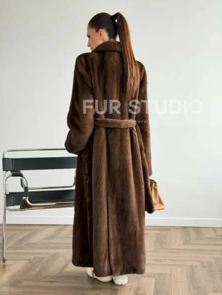 Прямая шуба из норки с поясом - фото 7