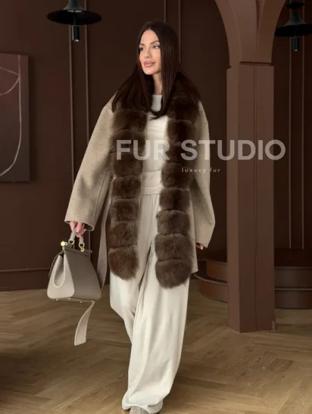 Пальто с отделкой из меха песца - фото 8