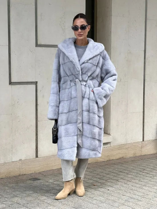 Эффектное пальто - шуба с капюшоном из меха голубой норки - фото 6