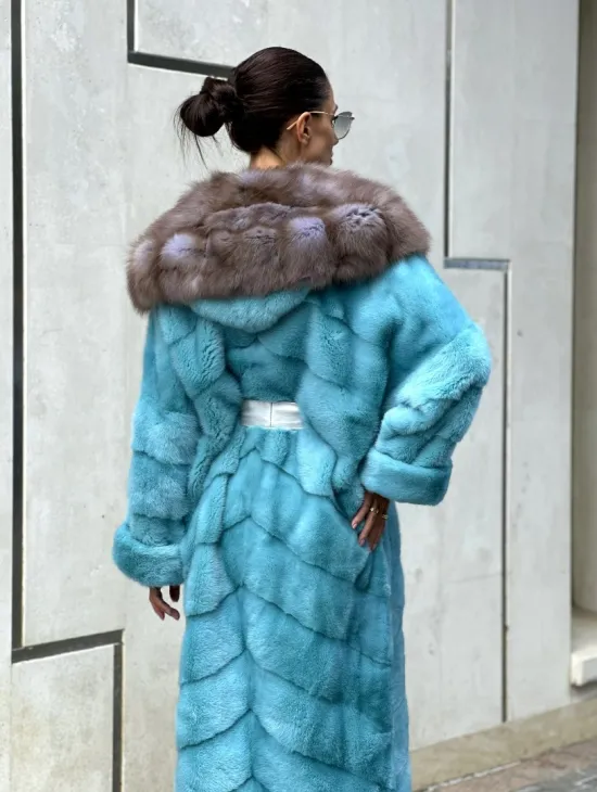 Удлиненная норковая шуба с капюшоном из меха куницы - цвет Тиффани - фото 3