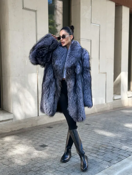 Удлиненная шуба из чернобурой лисы - фото 10
