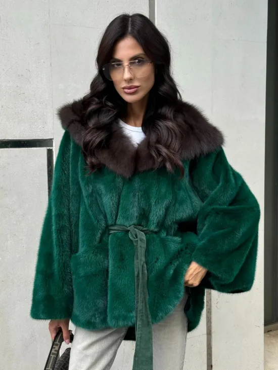 Шуба летучая мышь из норки с капюшоном из куницы - темный изумруд - фото 9