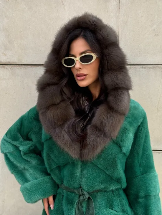 Шуба кимоно из норки с капюшоном из меха куницы - цвет малахит (зеленый) - фото 7