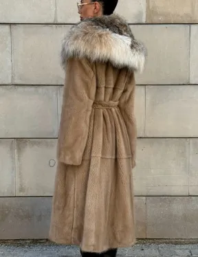 Шуба из норки Caramel с капюшоном из меха рыси - фото 7