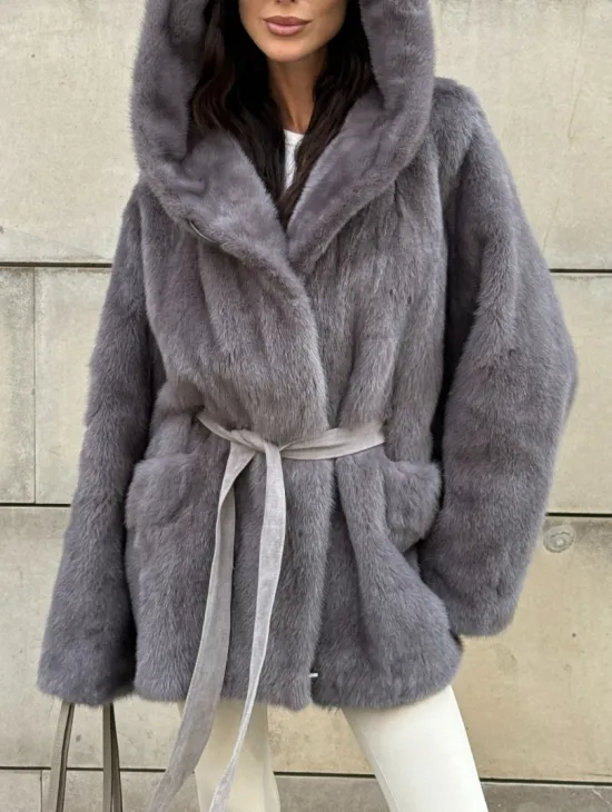 Шуба Летучая мышь из меха норки в технологии роспуск с капюшоном - цвет дымчато-серый - фото 2