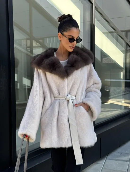 Полушубок из светлой норки с капюшоном куница с поясом - фото 5