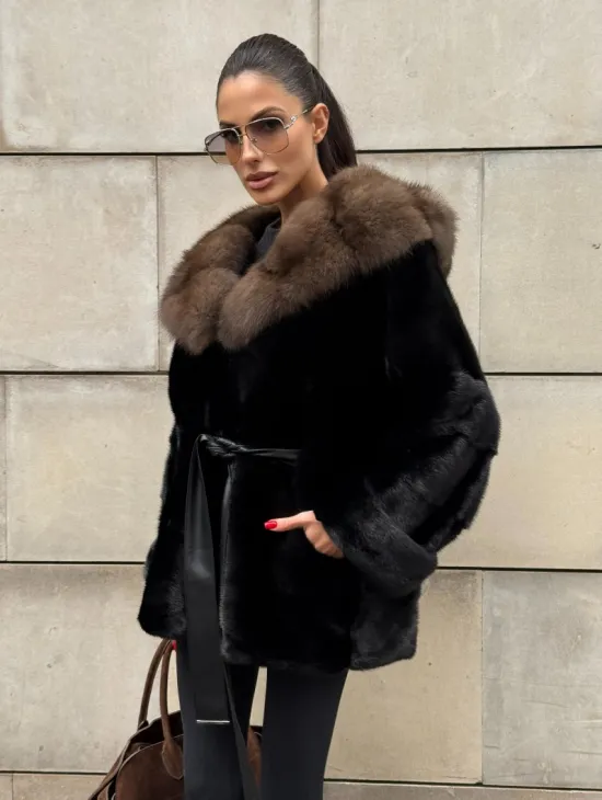 Шуба автоледи из норки Black с потайным поясом и капюшоном из меха куницы - фото 5