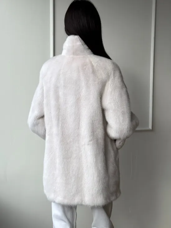 Белый меховой жакет из норки с V-образным воротником и поясом - фото 6