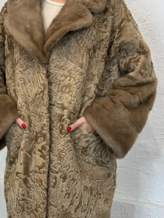 Длинное женское пальто из натурального меха каракульчи с отделкой из норки - фото 1