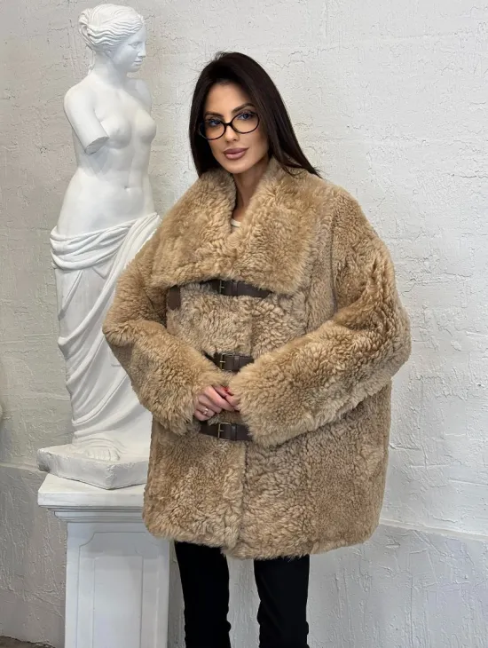 Бежевая женская дубленка из натуральной овчины Тиградо средней длины с отложным воротником - фото 8