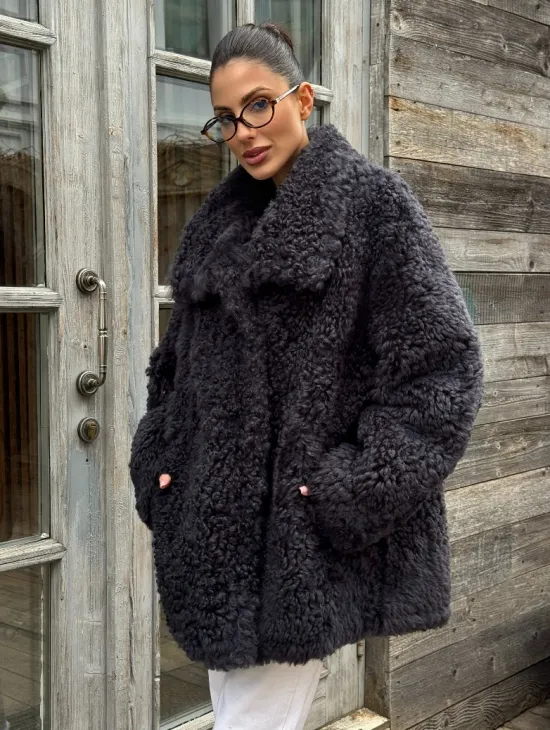 Стильный полушубок из натурального меха тиградо с большим отложным воротником - цвет графит - фото 0