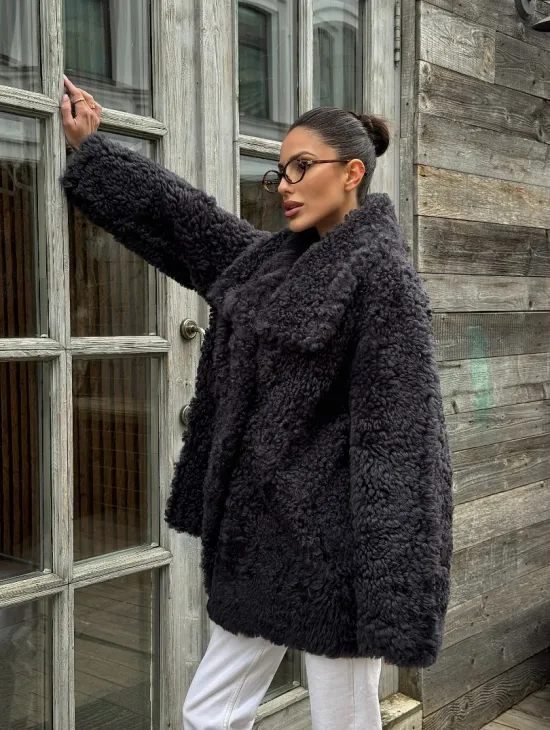 Стильный полушубок из натурального меха тиградо с большим отложным воротником - цвет графит - фото 11