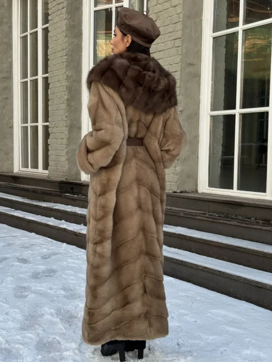 Длинная норковая шуба в цвете пастель с капюшоном из натуральной куницы - фото 4