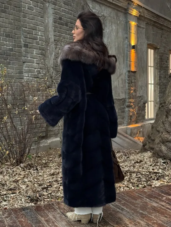 Норковая шуба с капюшоном из натурального меха куницы - фото 4