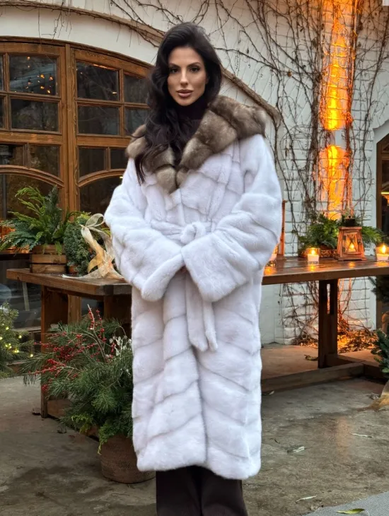 Длинная белая норковая шуба с капюшоном из натурального меха куницы 