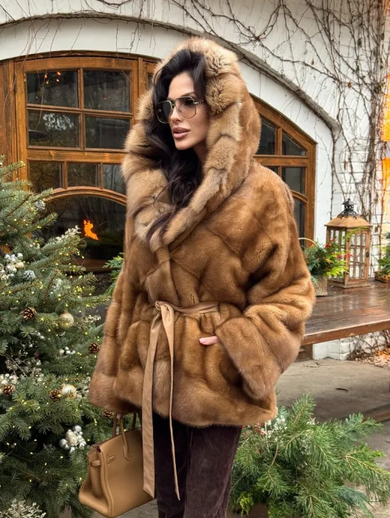 Норковое пончо-шуба в цвете золото с меховым капюшоном из куницы - фото 10