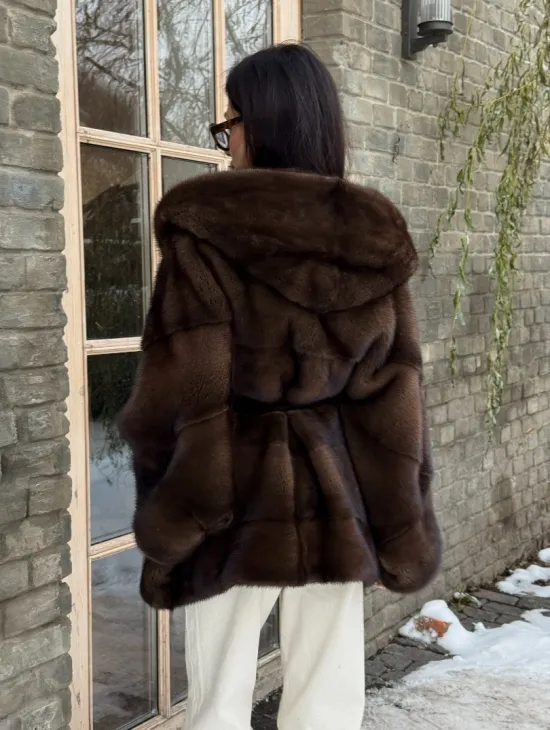 Полушубок из натурального меха норки Nafa mink в цвете соболь с капюшоном, фасон - летучая мышь - фото 6