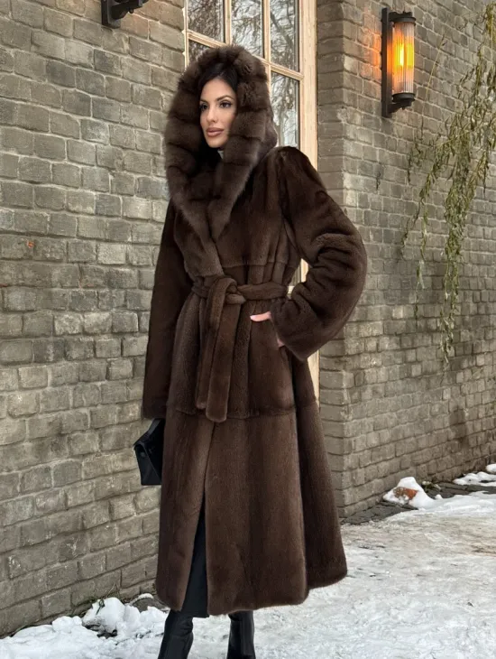 Длинная коричневая норковая шуба прямого кроя с капюшоном из куницы - фото 10