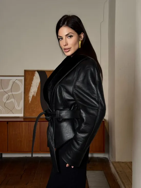 Зимняя женская короткая куртка на запах с поясом из натуральной овчины - фото 9