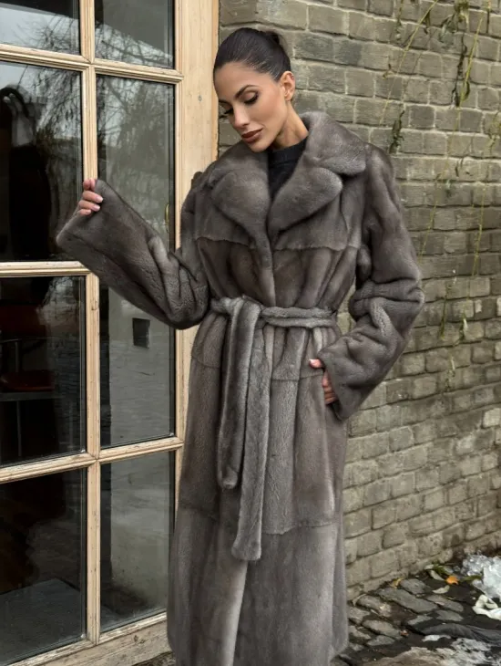 Прямая норковая шуба Luxury Line с меховым поясом и шлицами по бокам - фото 8