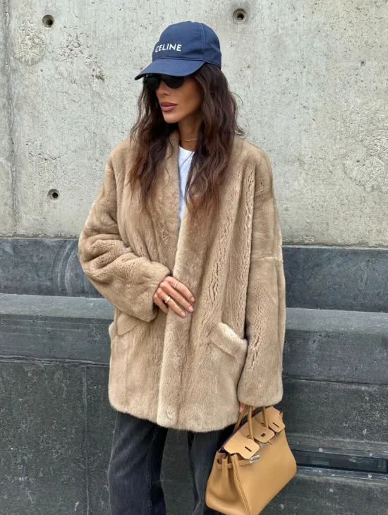 Норковый жакет в натуральном цвете пастель с V-образным воротником - фото 7