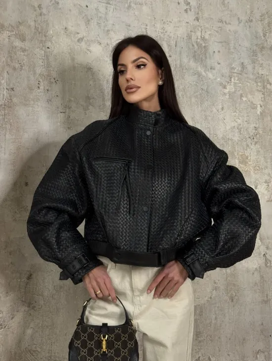 Черный женский бомбер из плетеной натуральной кожи - фото 9
