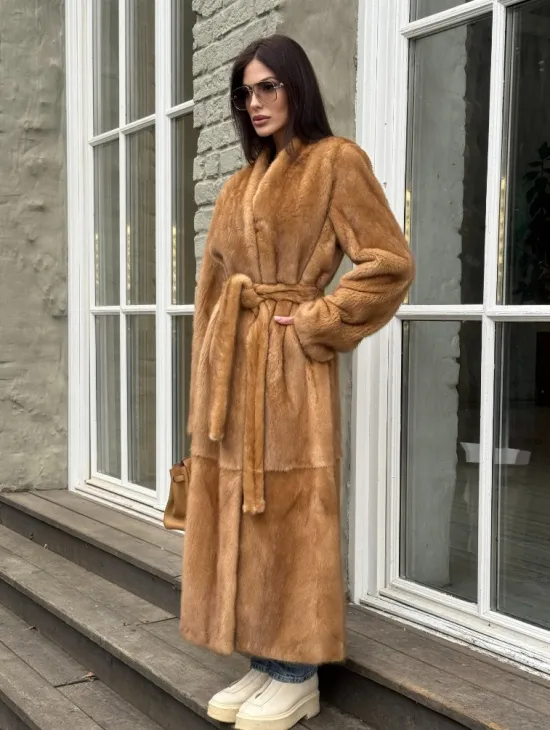 Шуба из норки «Gold» в классической выкладке с V-образным воротником и поясом - фото 4