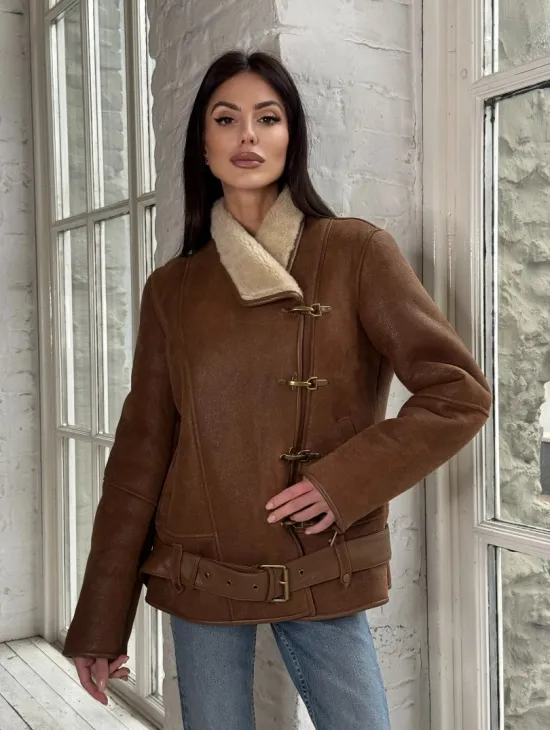 Женская дубленка в цвете виски с декоративными крючками - фото 9