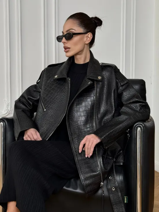 Total black удлиненная женская косуха из натуральной кожи CROCO с косой застежкой-молнией - фото 0