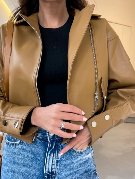 Модная короткая женская курточка в цветет кэмел - фото 4