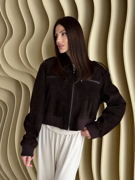 Короткий бомбер из натуральной замши на молнии с трикотажными манжетами - фото 10
