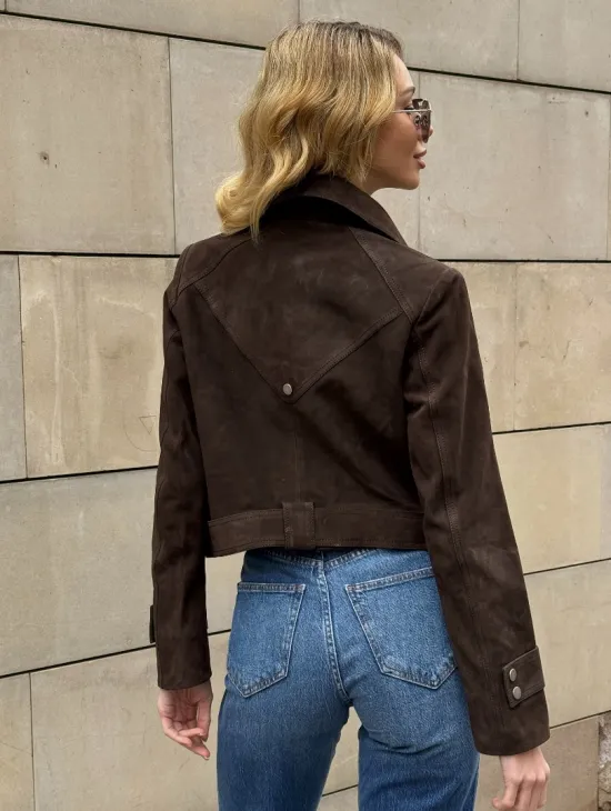 Короткая замшевая курточка с прорезными карманами и ремнём на талии - фото 5