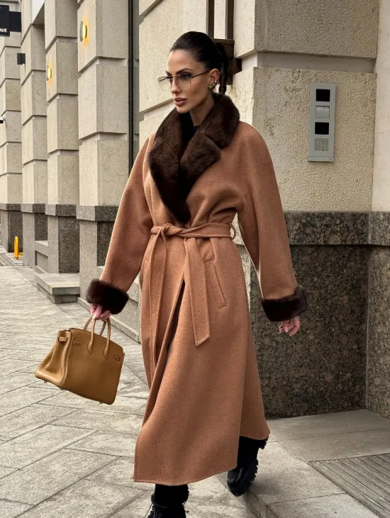 Длинное демисезонное пальто с отделкой из меха норки - фото 8