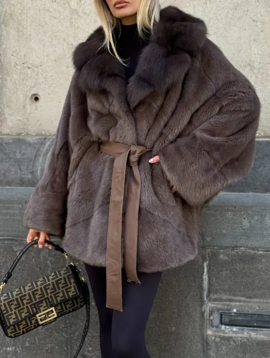 Женская норковая шуба свободного силуэта с воротником куницы - фото 4
