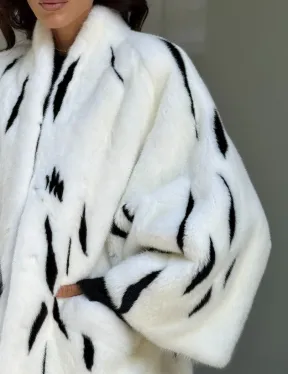 Белый норковый полушубок с рисунком - фото 1