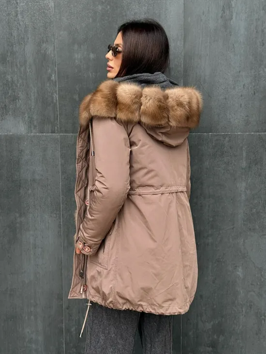 Женский пуховик с мехом куницы - фото 7