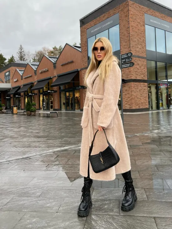 Шуба из натуральной шерсти в бежевом оттенке - фото 2