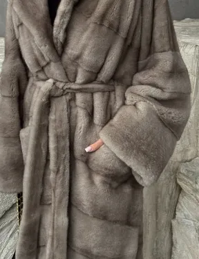 Удлинённая норковая шуба с поясом - фото 1