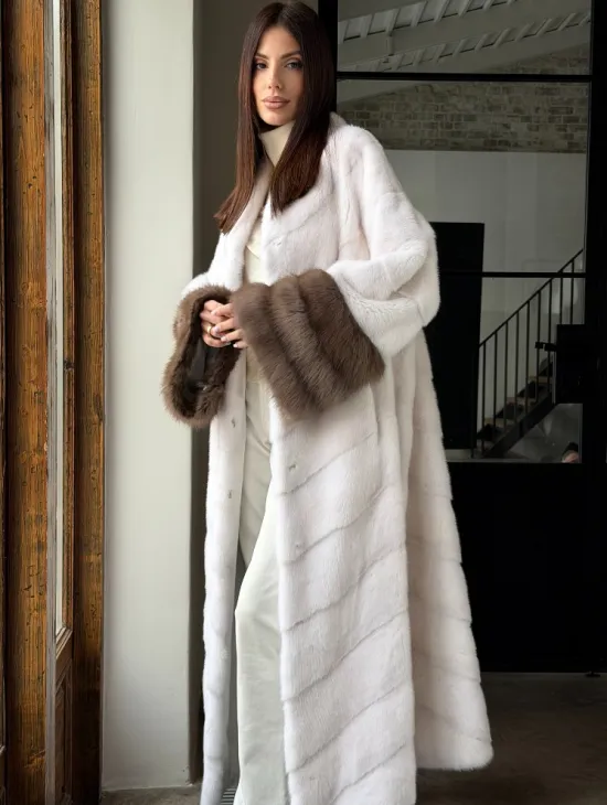 Белая норковая шуба с манжетами из меха куницы - фото 8