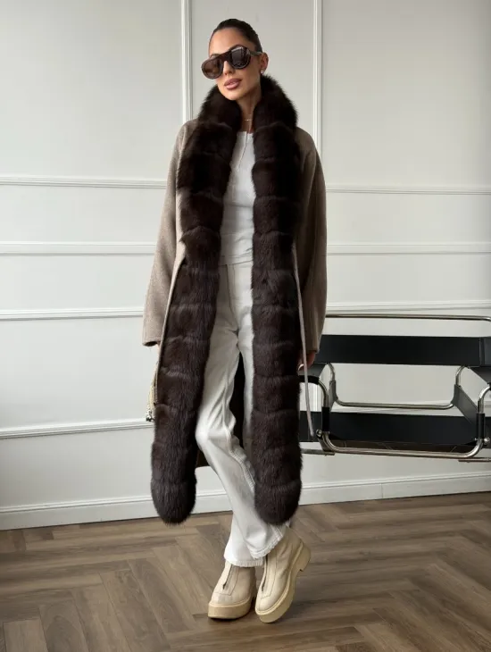Длинное пальто с мехом финского песца - фото 11