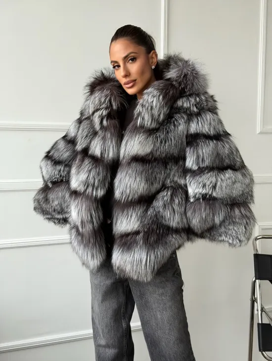 Шуба из меха чернобурки с капюшоном - серая - фото 3