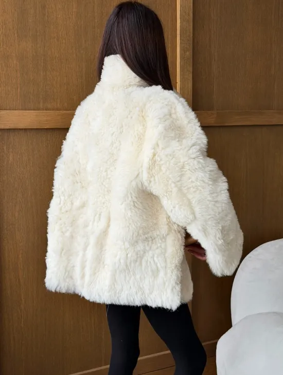 Светлая женская двухсторонняя дубленка - фото 7