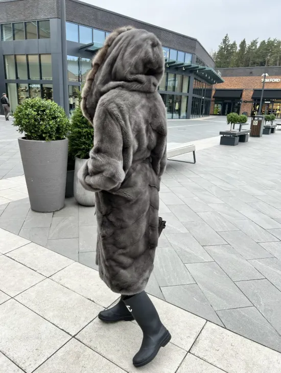 Шуба норковая с капюшоном из меха куницы в цвете графит грей - фото 3