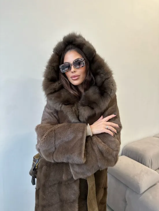 Удлиненная норковая шуба с капюшоном куница - цвет соболь - фото 1