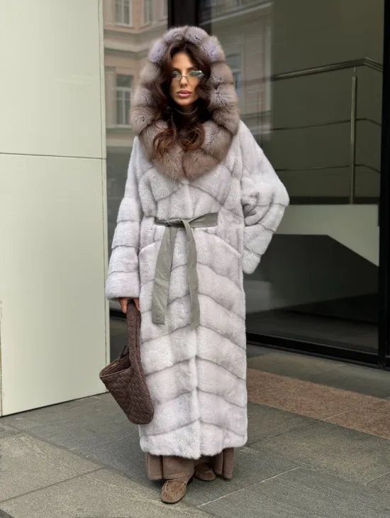 Шуба норковая серо-голубого цвета с капюшоном из куницы - фото 8