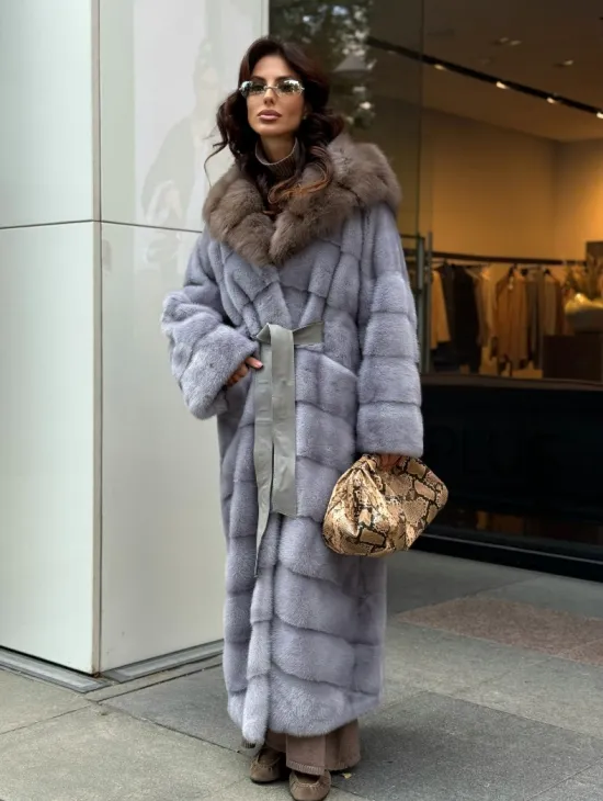 Голубая норковая шуба с капюшоном из меха куницы - фото 5